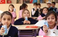 Öğrenciler okul sütü içmeye başladı.