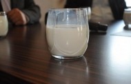 Gelen ziyaretçiye çay yerine süt ikram ediliyor